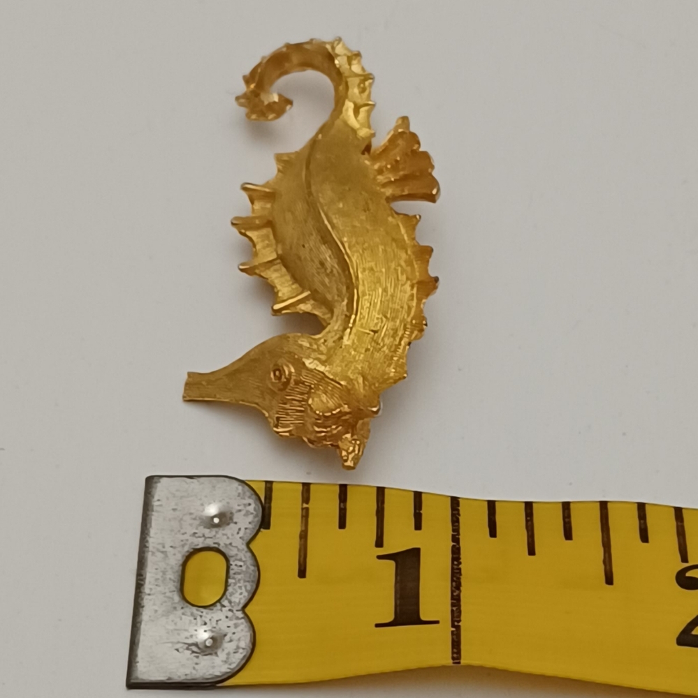 GOLD TONE SEA HORSE BROOCH/PIN - Picture 4 of 4